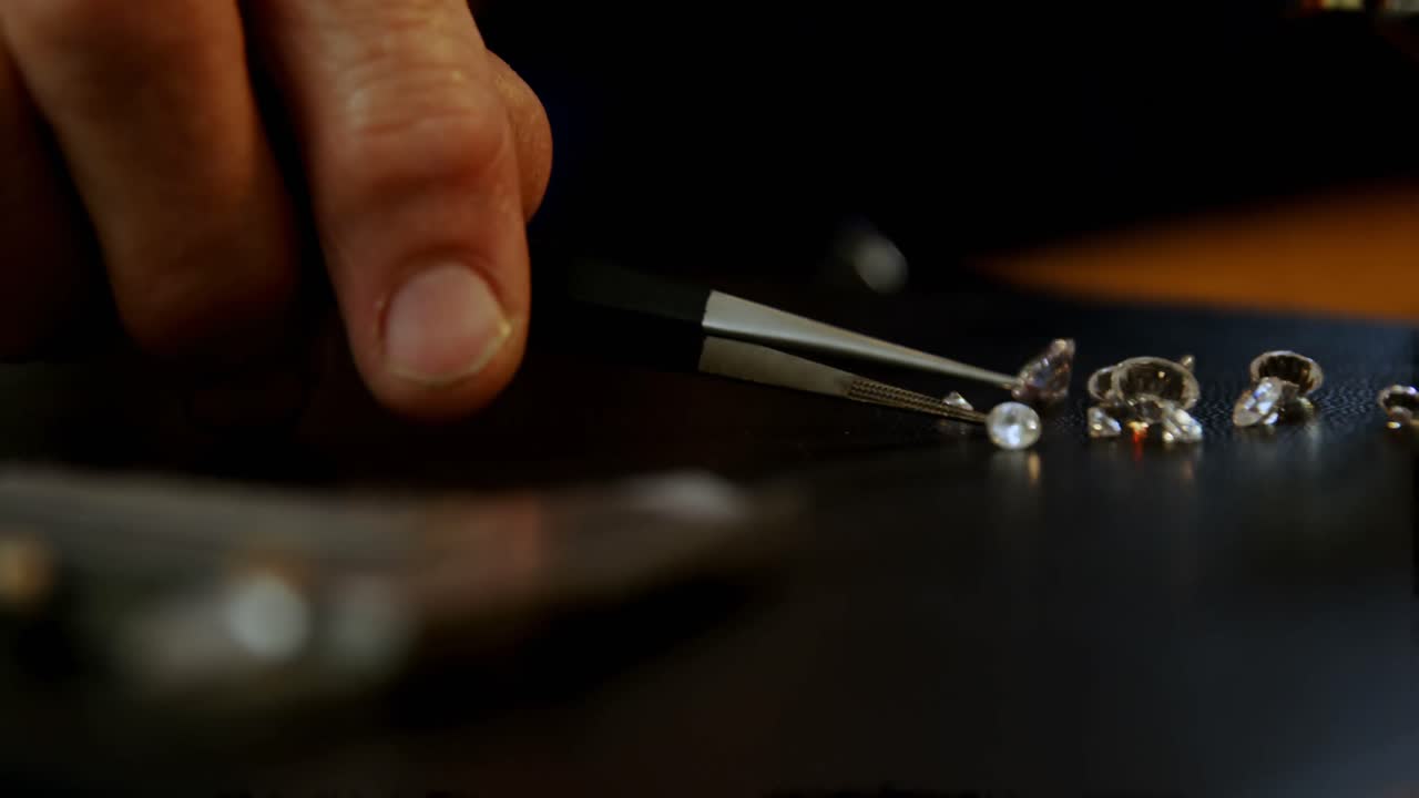 Primo piano di orafo che esamina diamante 4k