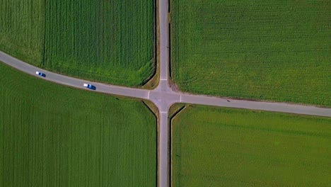 Toma-De-Dron-De-Un-Cruce-X-Con-2-Autos,-Uno-Yendo-Recto-Y-Otro-Girando