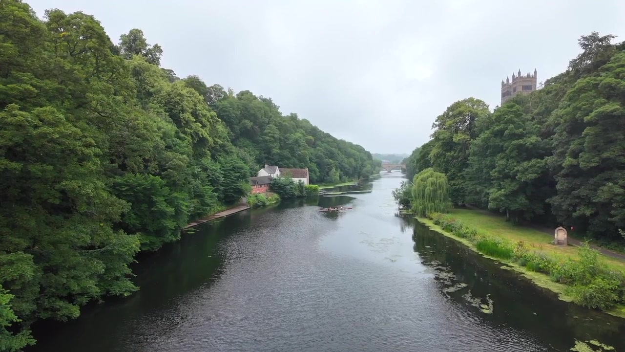 Fiume Wear che attraversa Durham, Inghilterra, con alberi verdi e sentiero pedonale.