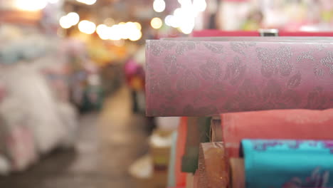 Stoffe-Zum-Verkauf-Auf-Dem-Straßenmarkt-In-Seoul,-Südkorea