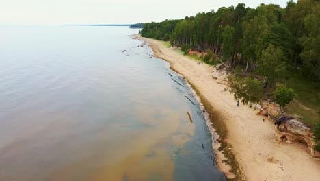 Rote-Felsen-Der-Klippen-Von-Veczemju,-Lettland