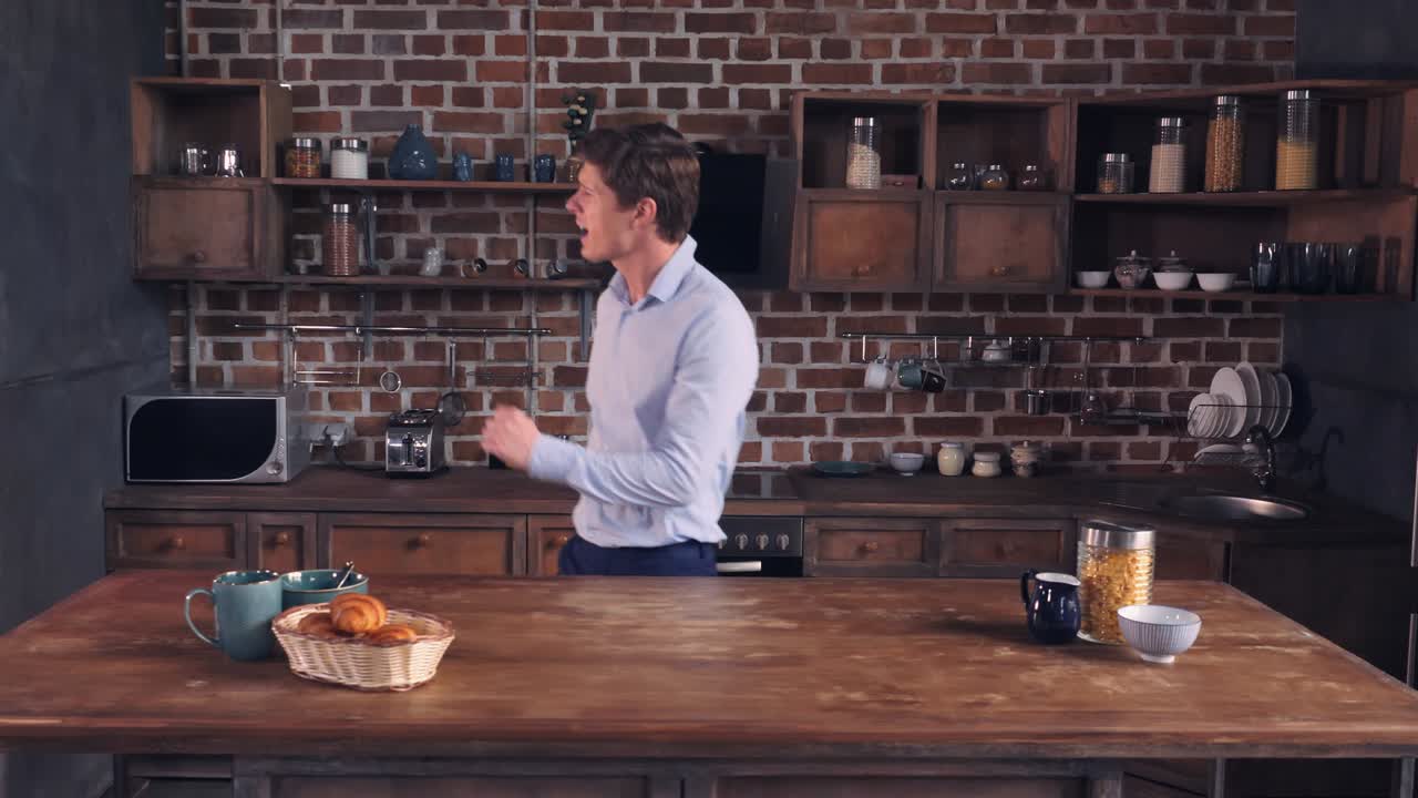 el chico gracioso baila en plano.