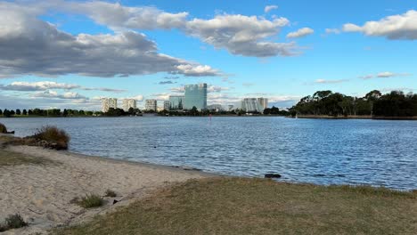 Weite-Aufnahme-Vom-Swan-River-Hinüber-Zum-Burswood-Crown-Casino-In-Perth,-Blauer-Himmel,-Bauschige-Wolken