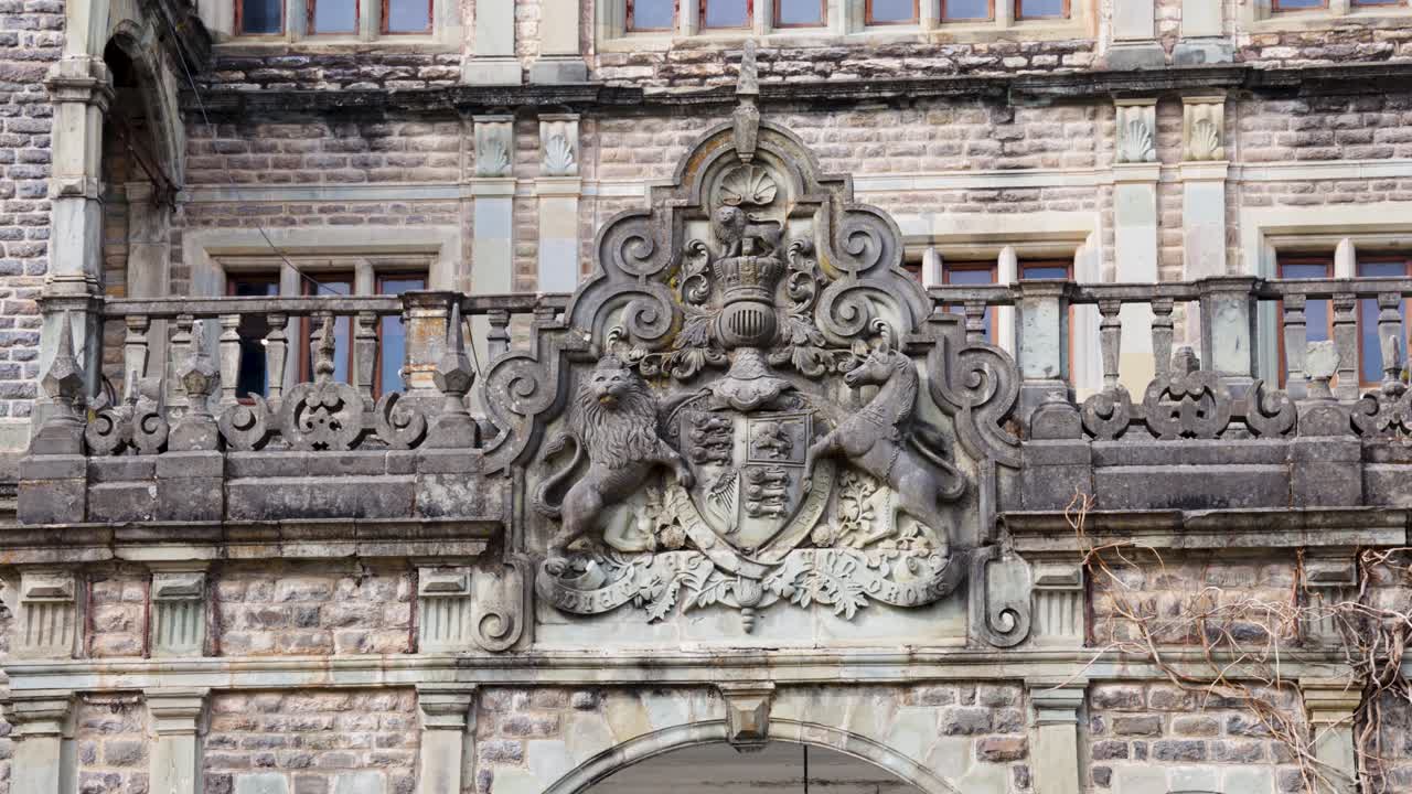 Ancien pavillon vice-royal de Shimla, emblème en pierre avec sculpture de lion sur un bâtiment historique. La vidéo a été prise à Shimla, Himachal Pradesh, Inde.