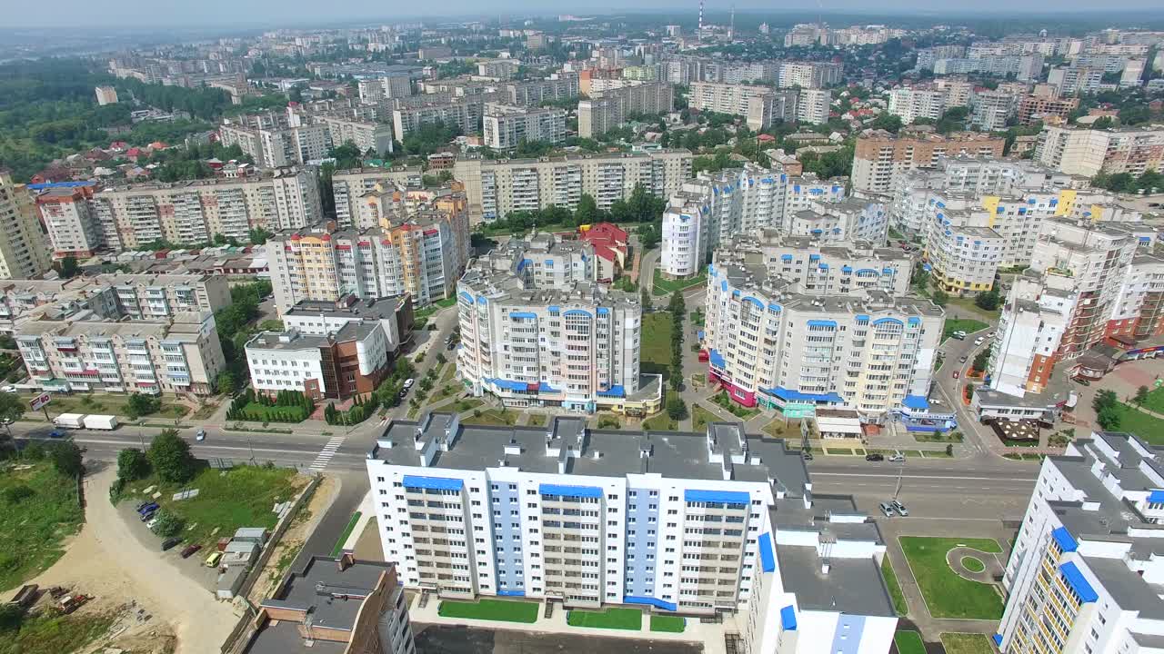 Udsigt over det nye moderne kvarter med højhuse og grønne områder til beboerne i byens centrum. Luftfoto.