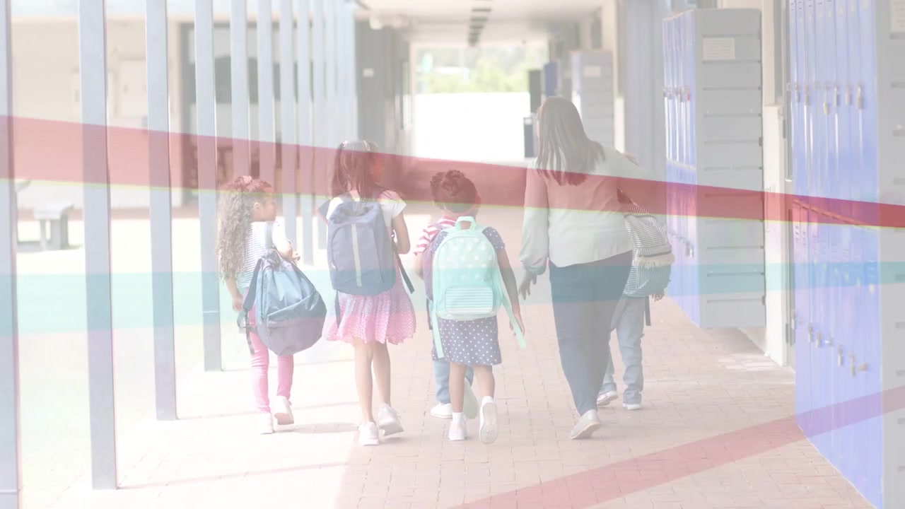 ครูหันตัวและผายมือ เดินอยู่ในโถงทางเดินของโรงเรียน นำทางเด็กๆ ที่สะพายกระเป๋าเป้ไปยังทางออกที่สว่างไสว
