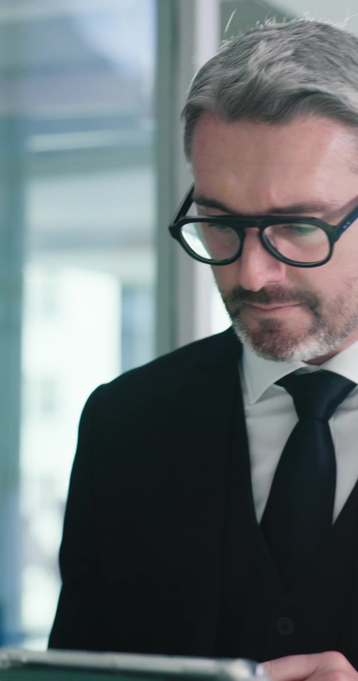 Uomo d'affari professionista che utilizza un tablet in un ufficio moderno