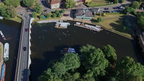 vista aérea en órbita sobre vehículos que conducen en el puente histórico de clapton archway canal, inglaterra