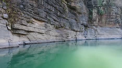 Vista-Del-Río-Del-Lado-De-La-Montaña-En-El-Día-Desde-Un-Video-De-ángulo-Plano-Tomado-En-El-Río-Umtong-Dawki-Meghalaya-Al-Noreste-De-La-India