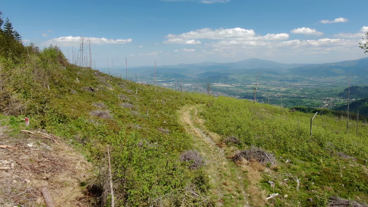lenta revelación aérea de una ciudad por la colina de la montaña en clima de verano y día soleado