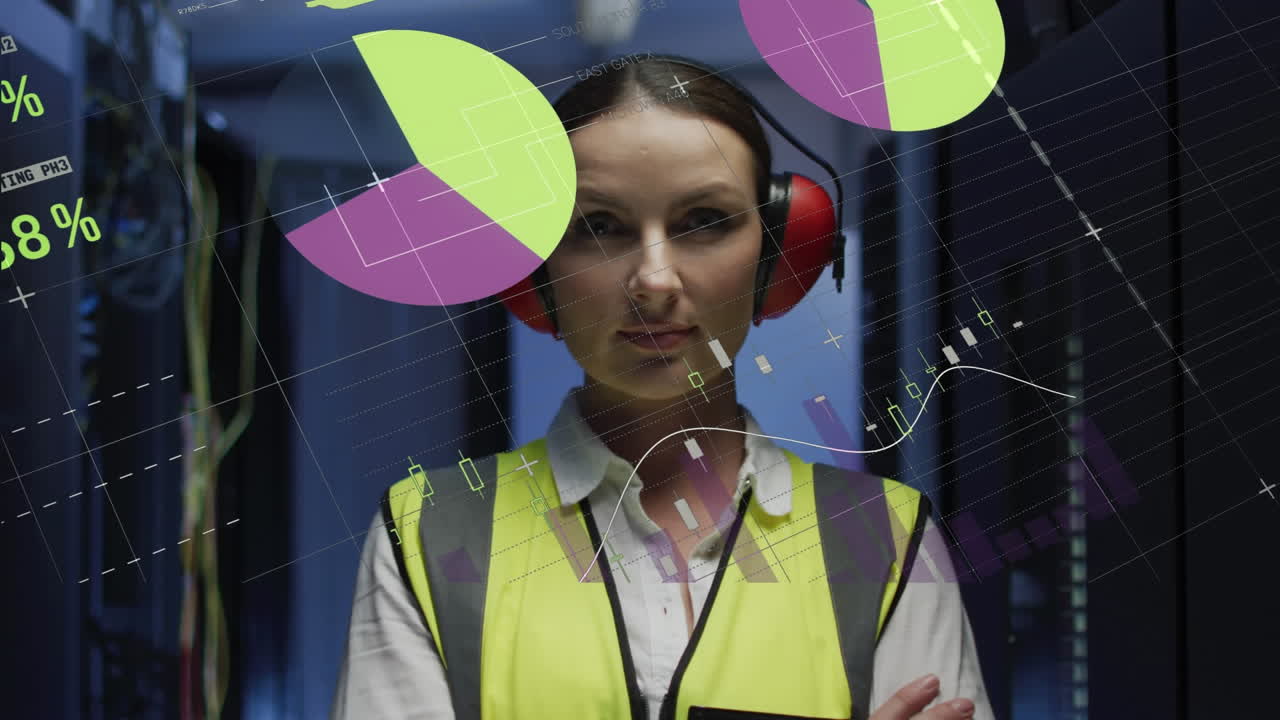 animación de la interfaz infográfica sobre una ingeniera caucásica que usa auriculares circumorales