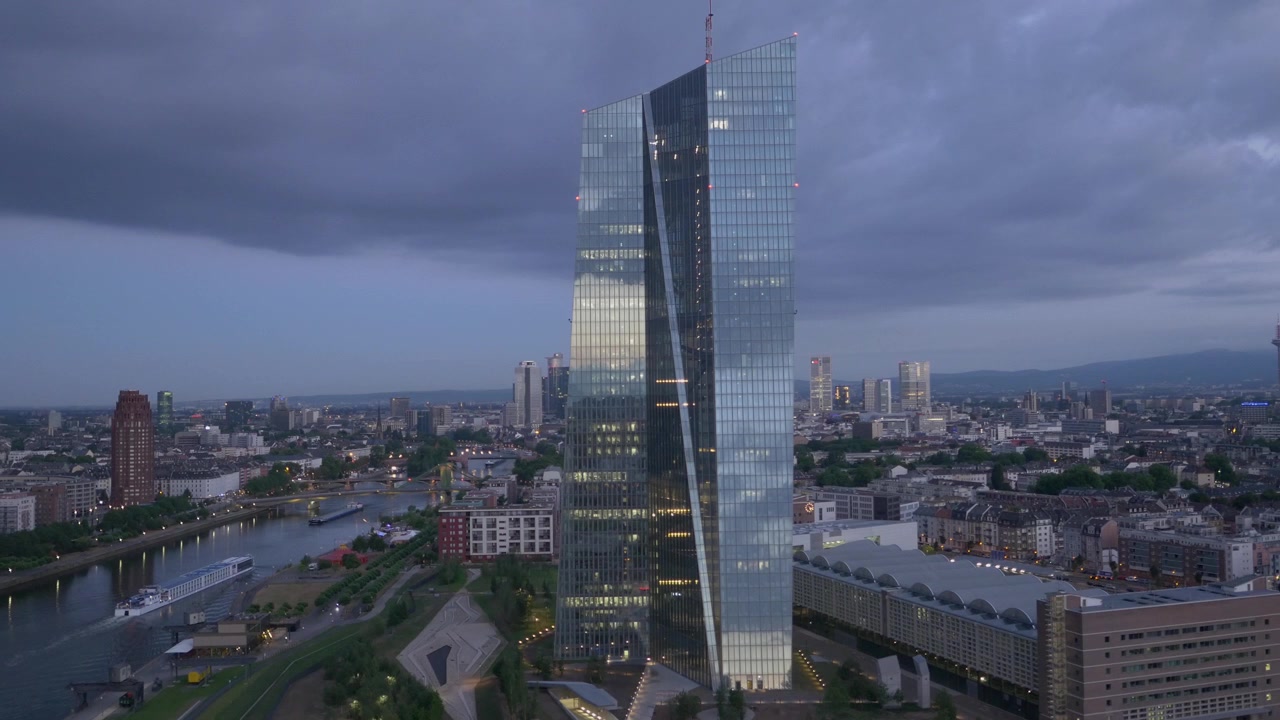 Suggestiva torre della Banca Centrale Europea a Francoforte sul Meno, Germania, ripresa da un drone