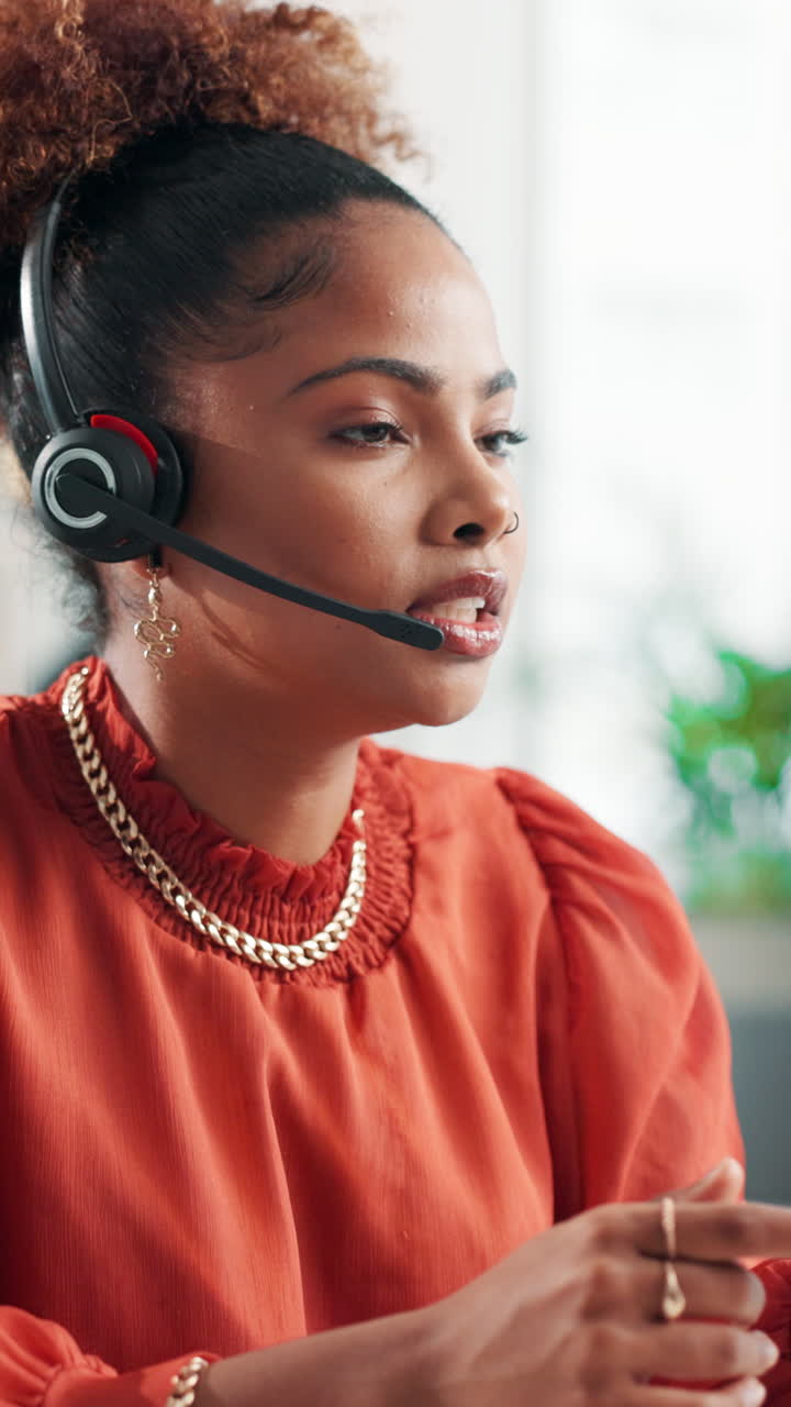 Donna professionista che parla con l'auricolare in un ufficio di call center
