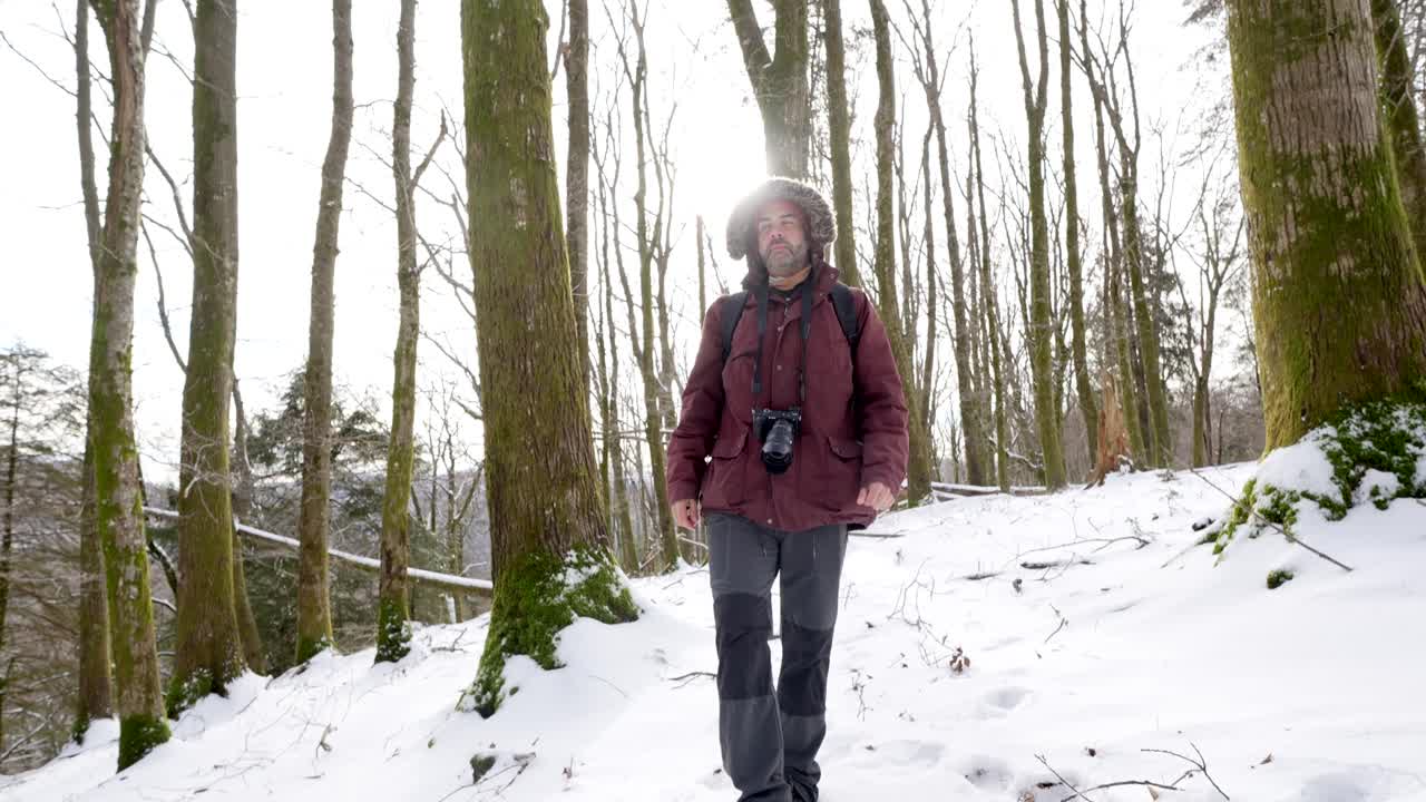 Homem na floresta nevada no inverno
