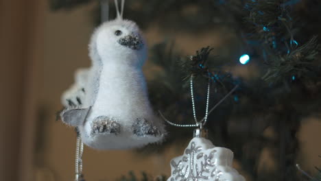 adorno de pingüino en un árbol de navidad