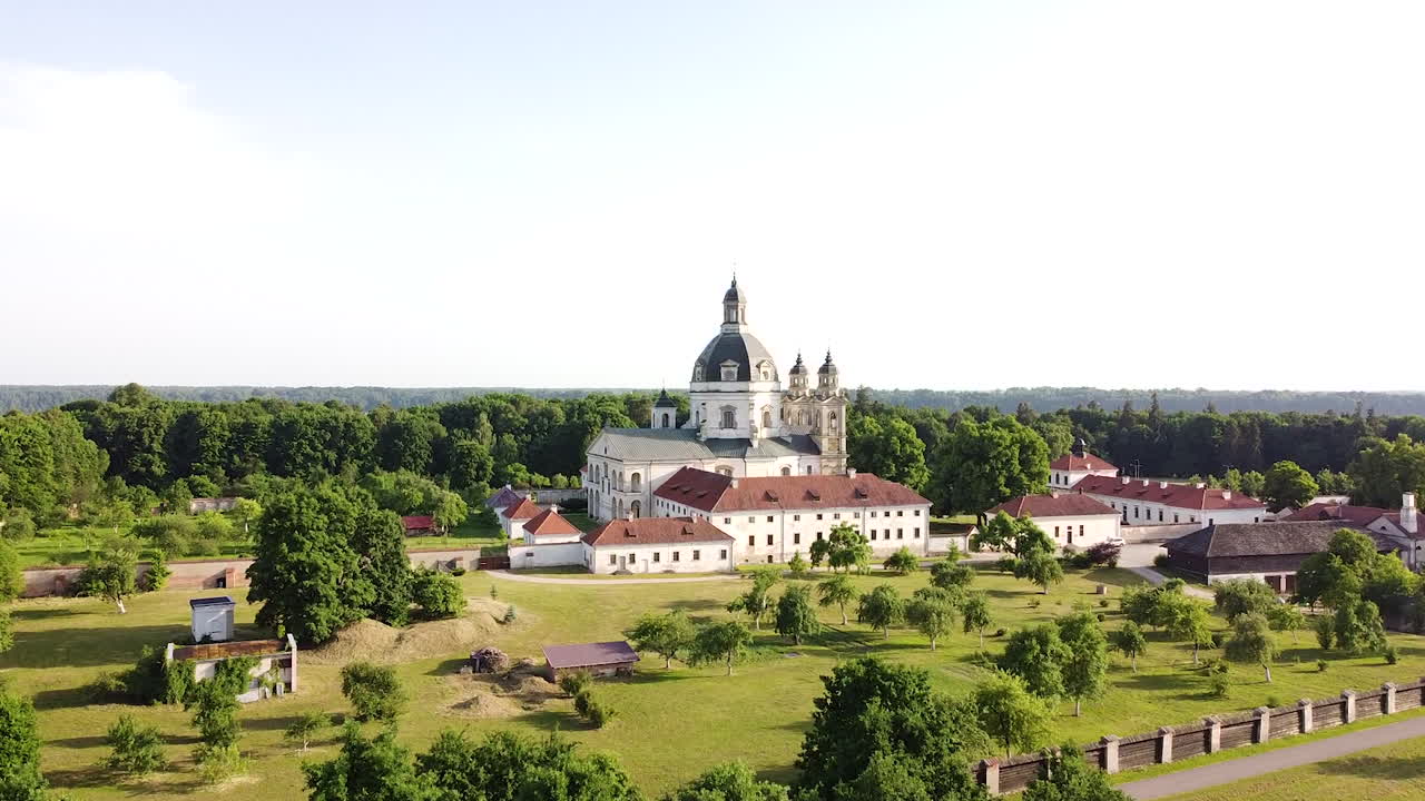 edificio del complejo del monasterio de pazaislis con cúpula majestuosa en vista ascendente de drones