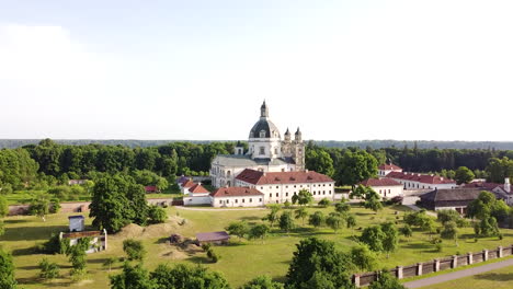 Edificio-Del-Complejo-Del-Monasterio-De-Pazaislis-Con-Cúpula-Majestuosa-En-Vista-Ascendente-De-Drones