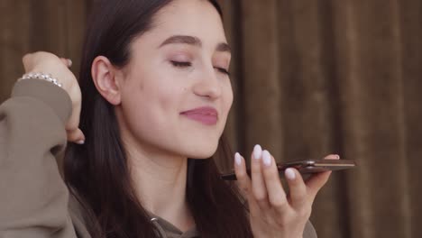 mujer usando un teléfono inteligente para grabar voz o una llamada