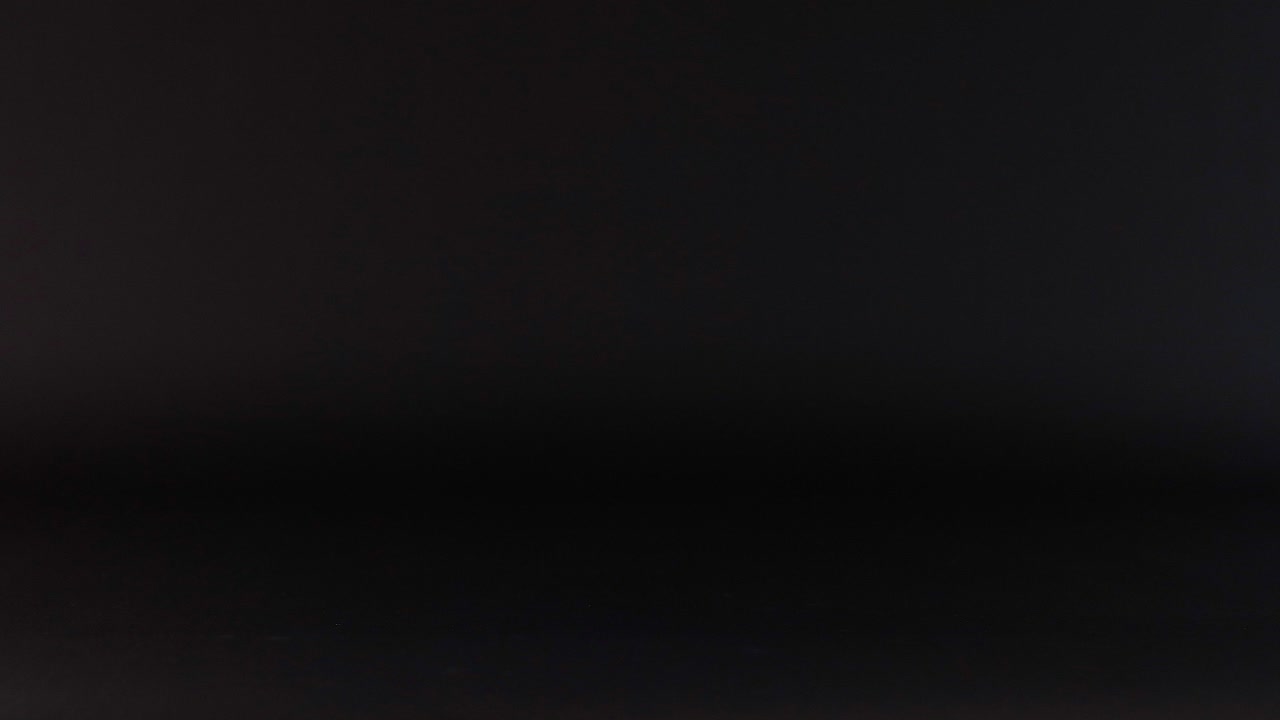 una pelota amarilla rebota en un fondo oscuro