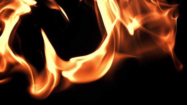 Fiamme di fuoco astratte al rallentatore su sfondo nero