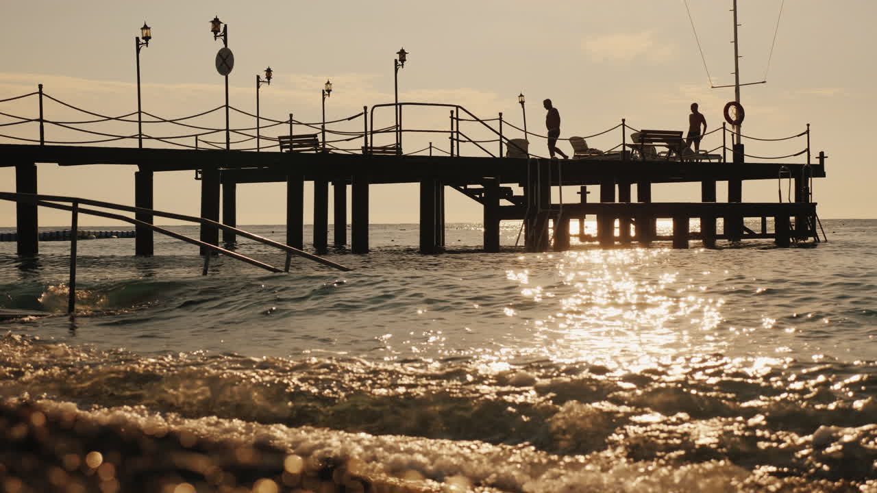 la gente se relaja y toma el sol en el muelle temprano en la mañana 4k video