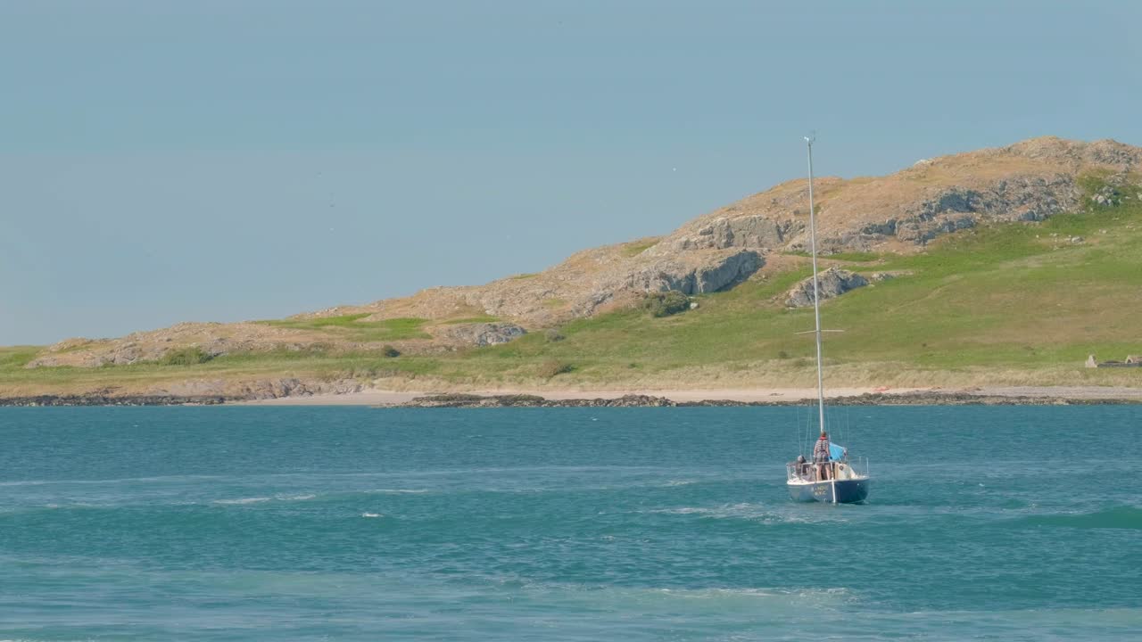 아일랜드 바다에서 아일랜드의 눈 섬을 향해 항해하는 요트