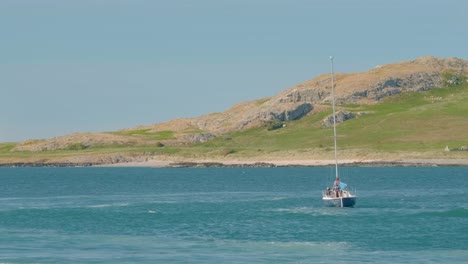 Yate-Navegando-Hacia-La-Isla-Del-Ojo-De-Irlanda-En-El-Mar-De-Irlanda