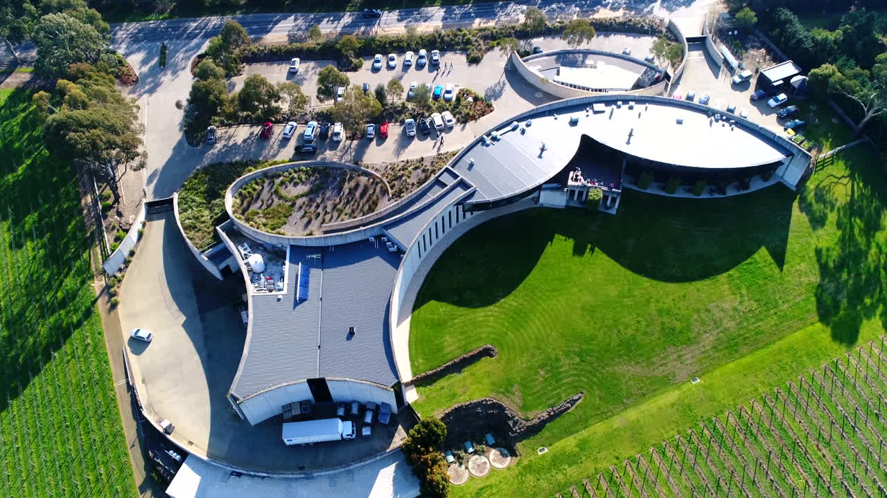 느린 상향 팬으로 모닝턴 페닌슐라 와이너리 상공 비행