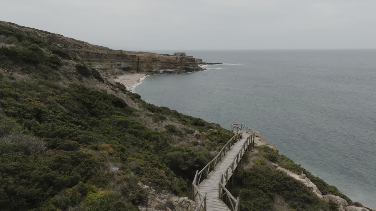 sendero de senderismo costero con vistas al océano