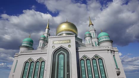 la mezquita de la catedral de moscú contra las nubes móviles, rusia -- la mezquita principal en moscú, nuevo punto de referencia