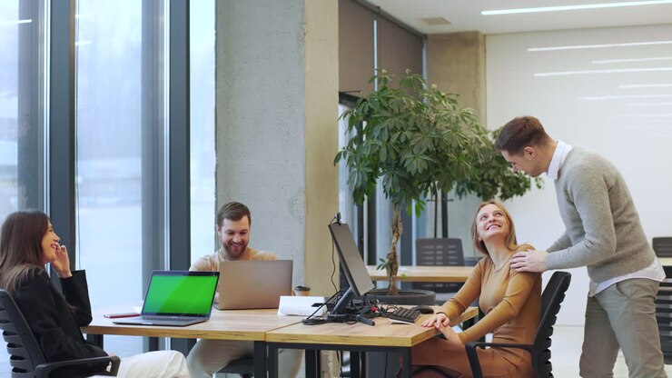 Compañeros de trabajo hablando en la oficina