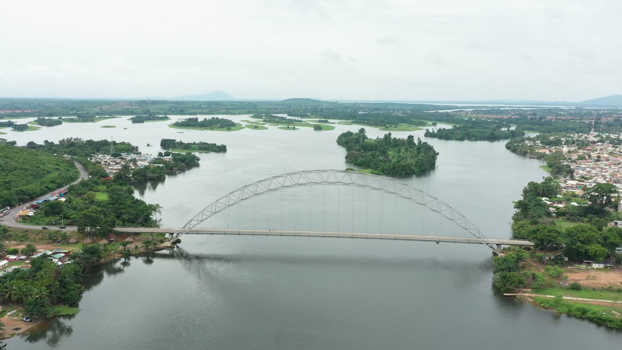 cruce del puente adomi en ghana, áfrica