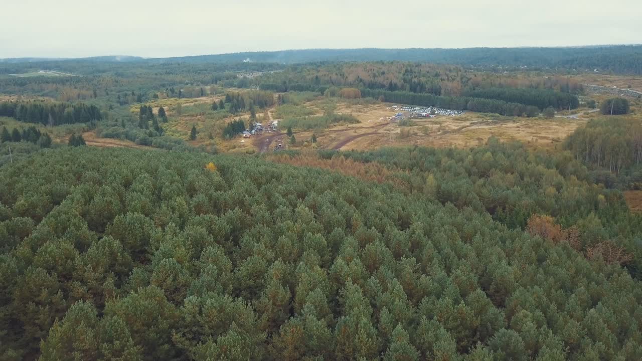 воздушный вид внедорожного соревнования в лесу