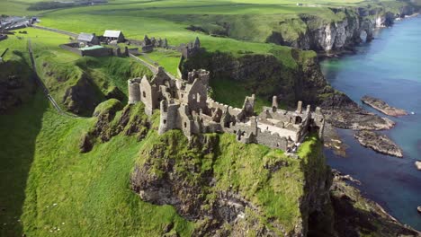 북아일랜드 북부 앤트림 카운티 해안의 부쉬밀스 (bushmills) 에 있는 던루스 성 (dunluce castle) 의 공중 촬영