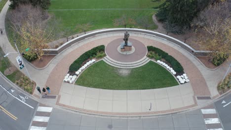 la estatua espartana en la universidad estatal de michigan con el video del dron saliendo