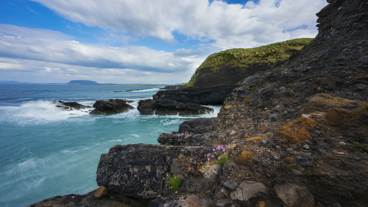 timelapse de movimiento panorámico de la costa escarpada con nubes en movimiento y rocas marinas en la cabeza de aughris en el condado de sligo en el camino atlántico salvaje en irlanda
