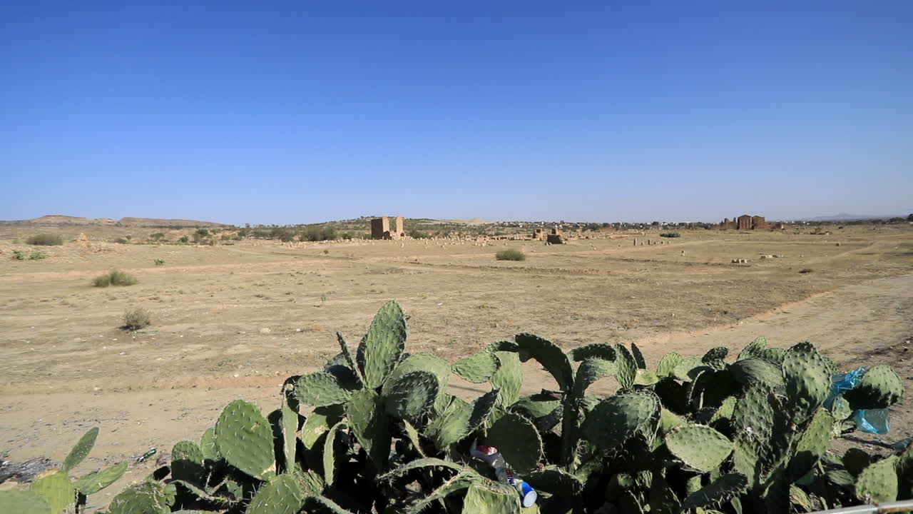 Veduta lontana di rovine romane sul paesaggio desertico di Sbeitla in Tunisia.