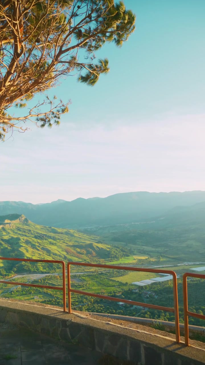Pemandangan Menghadap Careri di Lembah, di Calabria