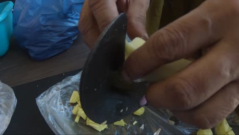 cerca de jengibre cortado en un cortador de verduras tradicional
