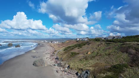 Hermoso-Dron-Aéreo-De-4k-Con-Cielos-Azules-Deslizándose-Sobre-La-Playa-De-Bandon-En-Oregon-En-Un-Día-Soleado