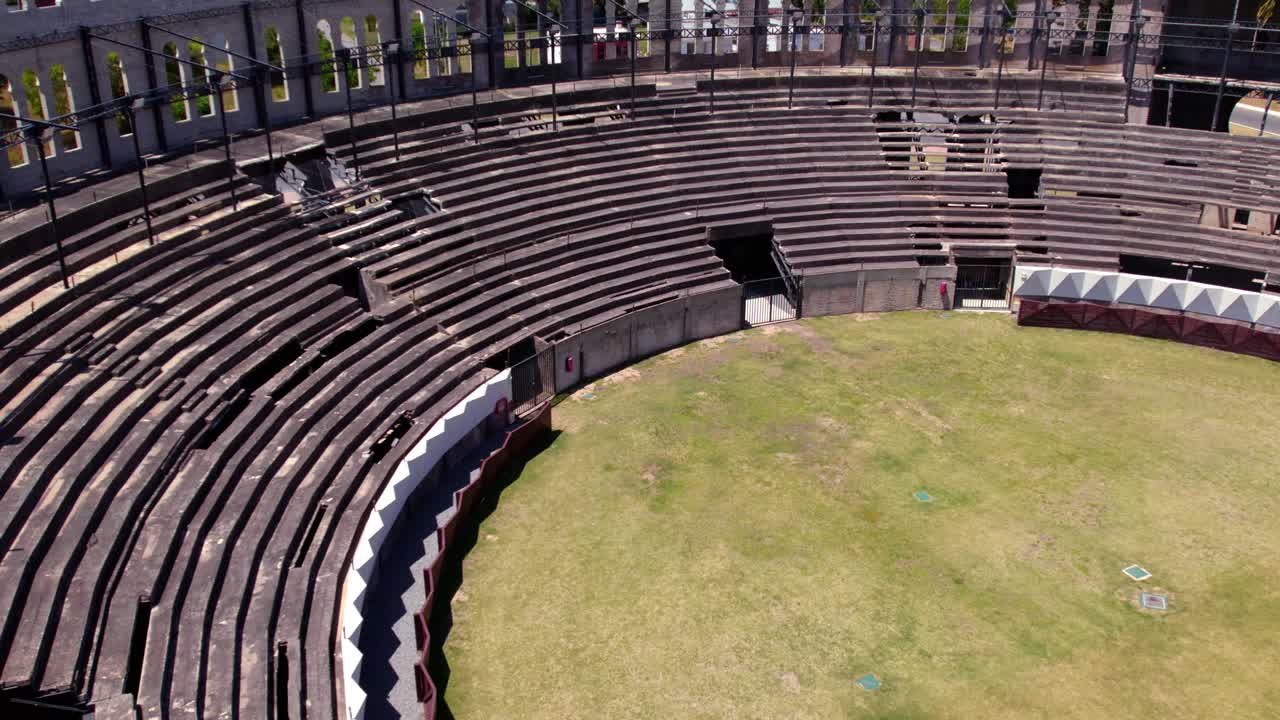 vista aérea de las gradas vacías de la antigua plaza de toros en colonia, uruguay