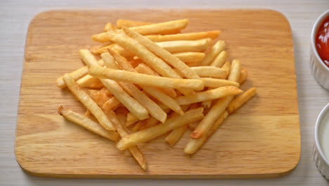 Pommes-Frites-Oder-Kartoffelchips-Mit-Sauerrahm-Und-Ketchup