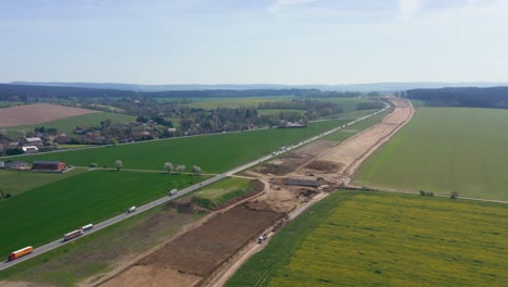 Luftaufnahme-Der-Beeindruckenden-Autobahnentwicklung,-Die-In-Der-Landschaft-Gestalt-Annimmt