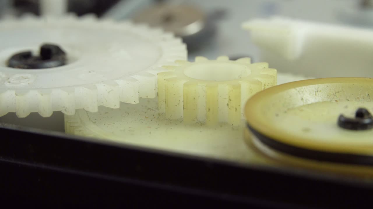 기어 플라스틱 바를 가진 메커니즘. 회전 기어. 클로즈업