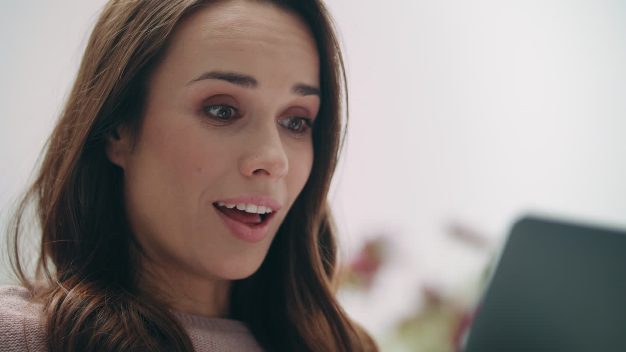 rostro de mujer sorprendida mirando la pantalla de la computadora portátil