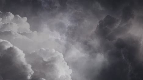 暴風雨, 黑雲和閃電