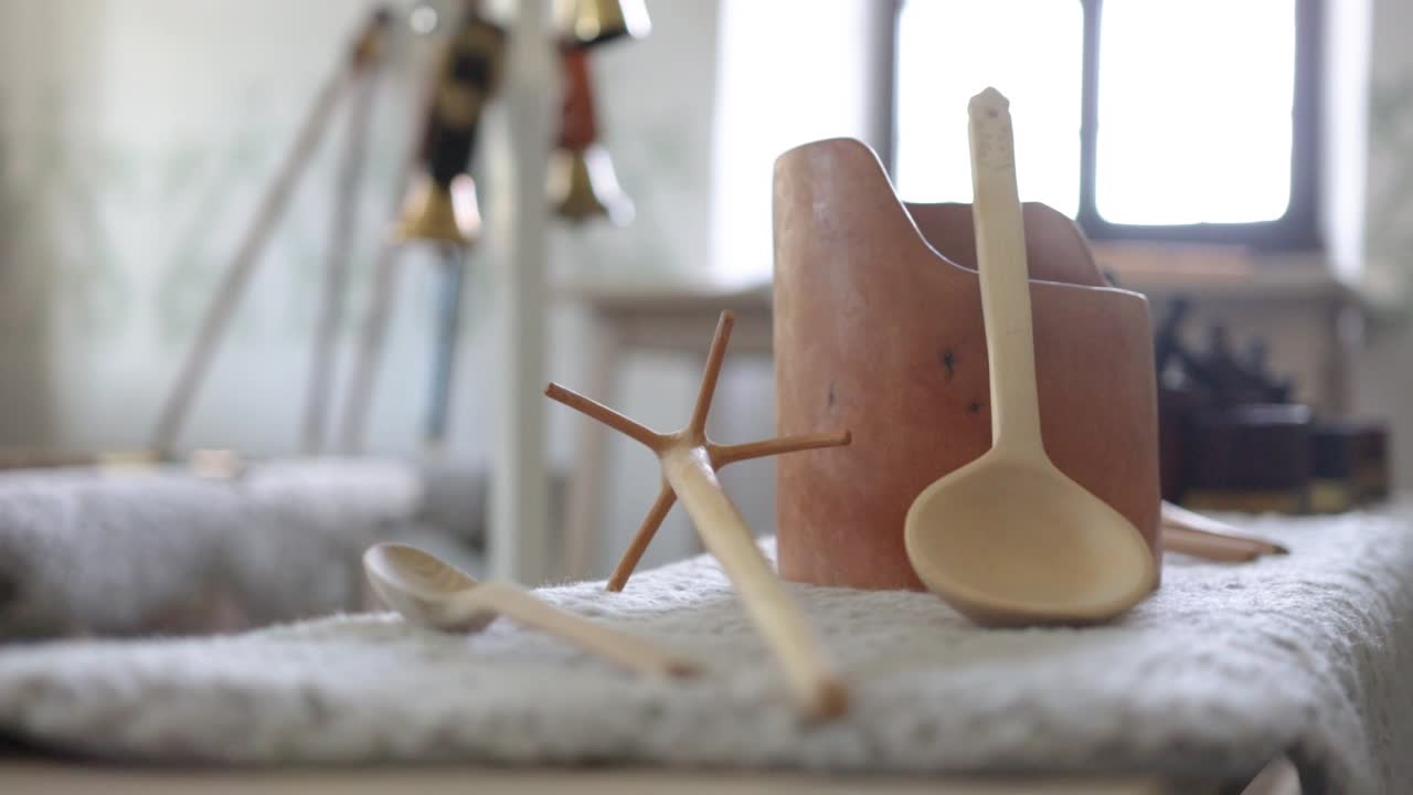 exposición del museo de utilidades y herramientas de cocina de madera eslovacas históricas tradicionales