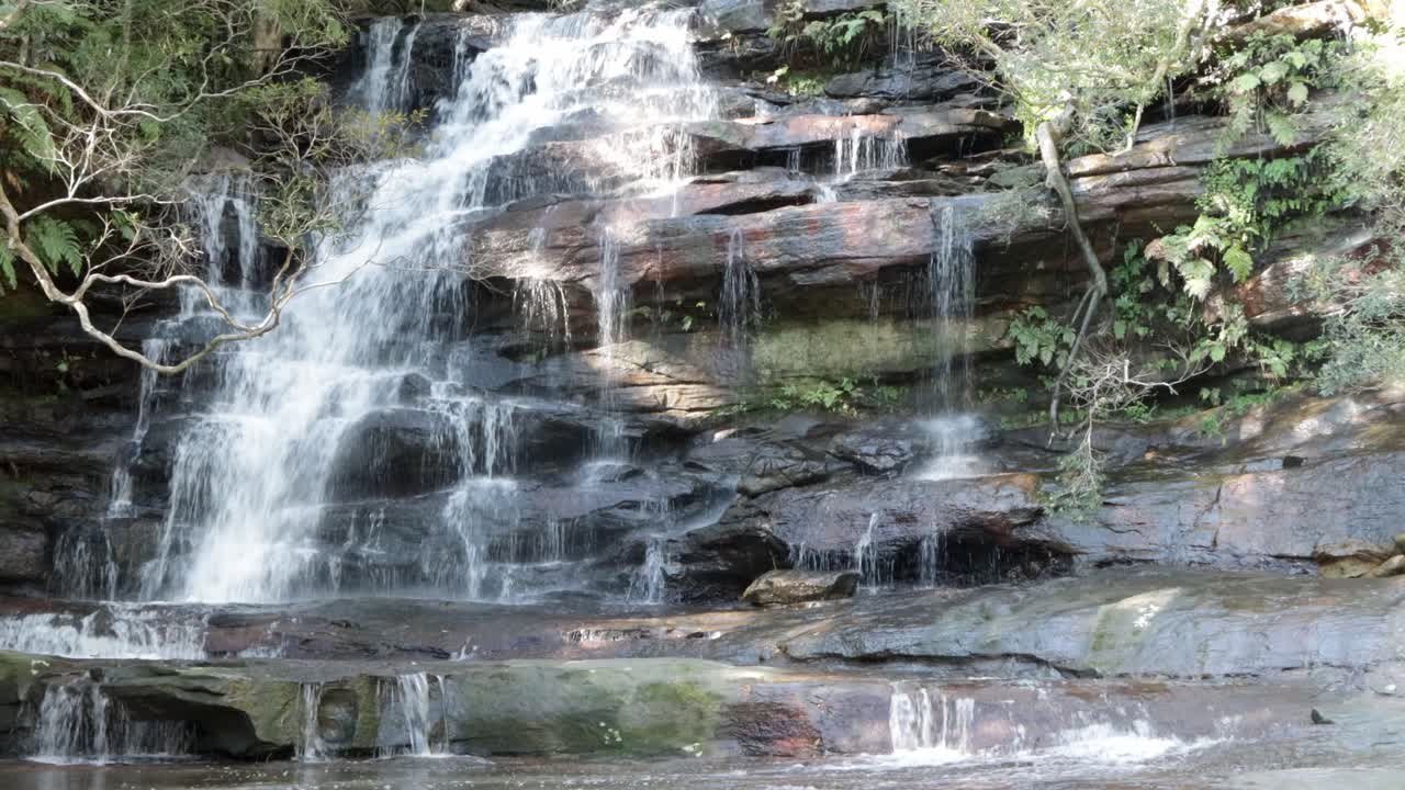 piedras en somersby falls cerca de sydney australia en el parque nacional de agua de brisbane, tiro ancho bloqueado
