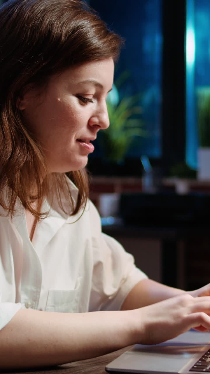 Vertical video Businesswoman celebrating finalizing agreement with client