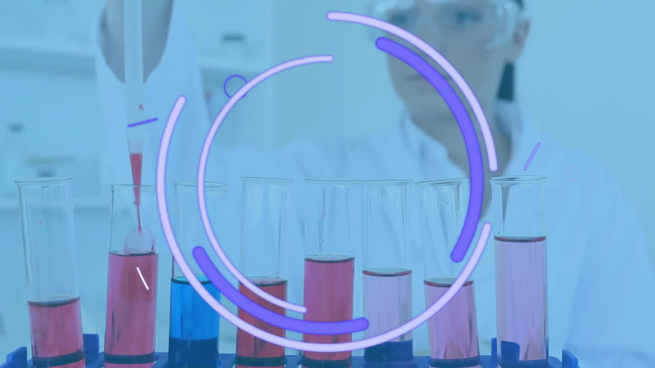 анимация иконы глаза над кавказской женщиной-ученый, берущей образцы в лаборатории